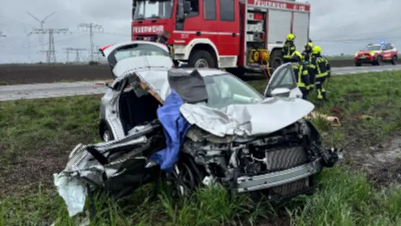 Schwerer Unfall bei Bad Lauchstädt: Auto kollidiert mit Lkw-Kran - Frau per Hubschrauber gerettet