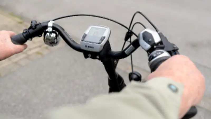 Schwerer Unfall bei Rostock: 86-jähriger E-Bike-Fahrer nach Vorfahrtsfehler lebensgefährlich verletzt