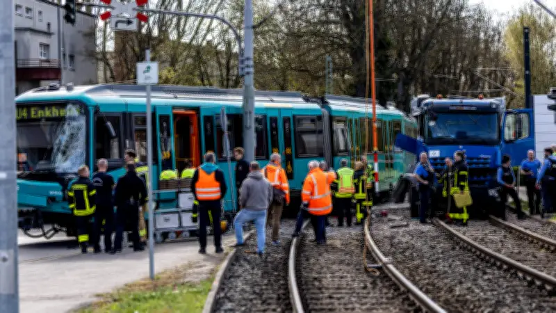 Schwerer Unfall in Frankfurt: Lkw kracht in U-Bahn – 50 Feuerwehrleute im Großeinsatz