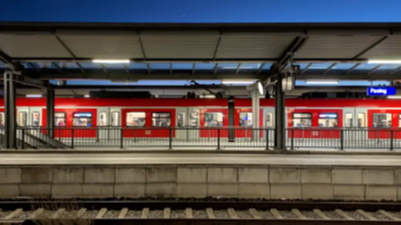 Schwerer Unfall in München: 18-Jähriger tritt gegen S-Bahn und wird mitgeschleift