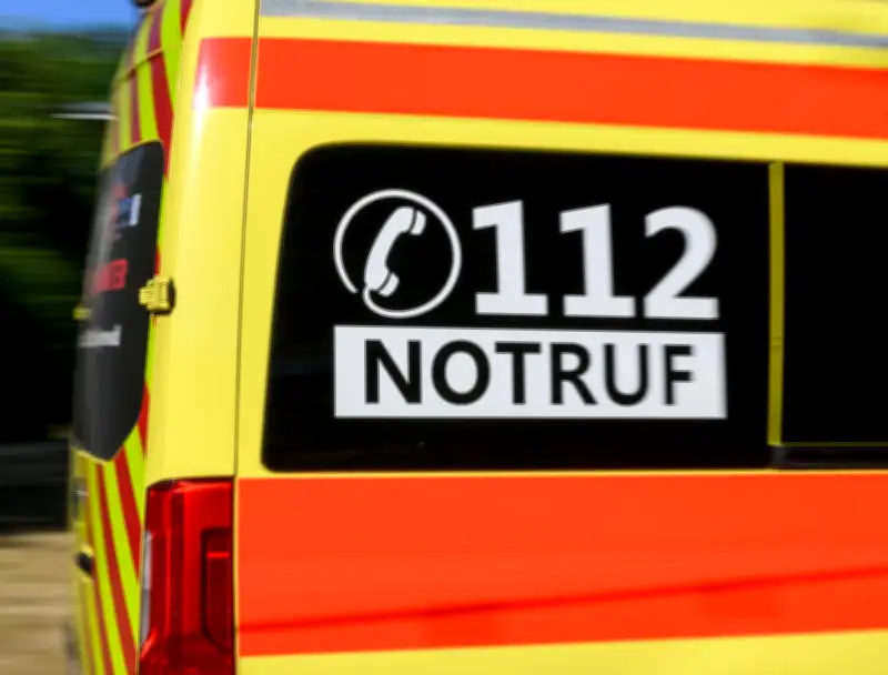 Schwerer Unfall in Potsdam: Auto kracht gegen Baum - zwei Personen verletzt