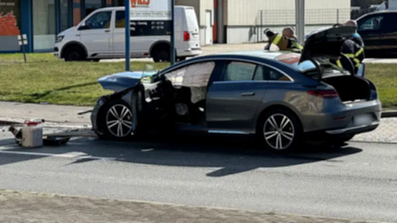 Schwerer Unfall in Rostock: Mann in Elektro-Luxus-Limousine eingeklemmt