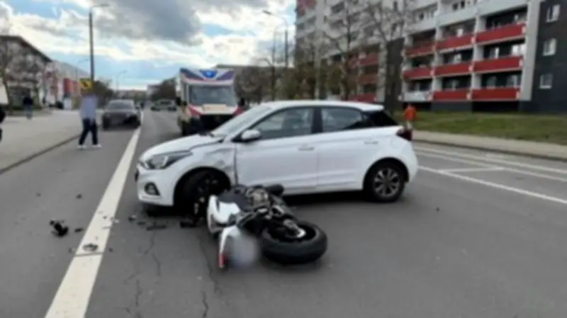 Schwerer Verkehrsunfall in Stendal: Motorradfahrer und Sozius bei Ausparkmanöver schwer verletzt