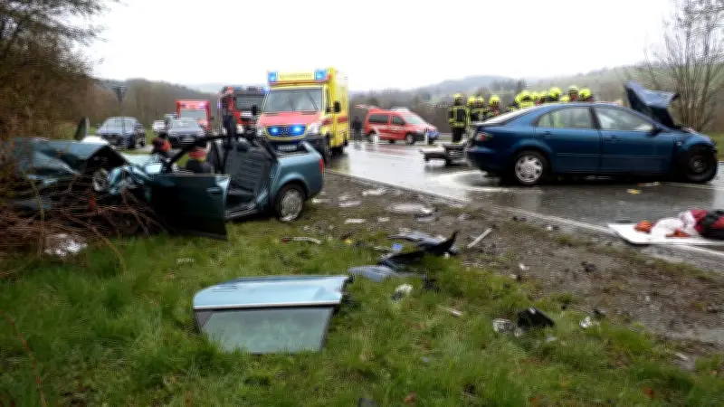 Schwerer Verkehrsunfall in Zwönitz: Sechs Verletzte nach Kollision im Erzgebirge
