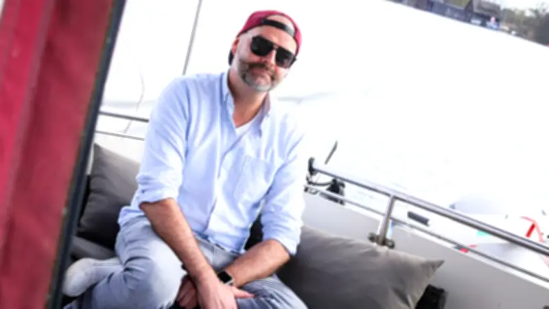 Schwerin-Hymne wird viral: Hobbymusiker erklärt KI-Einsatz und Entstehung