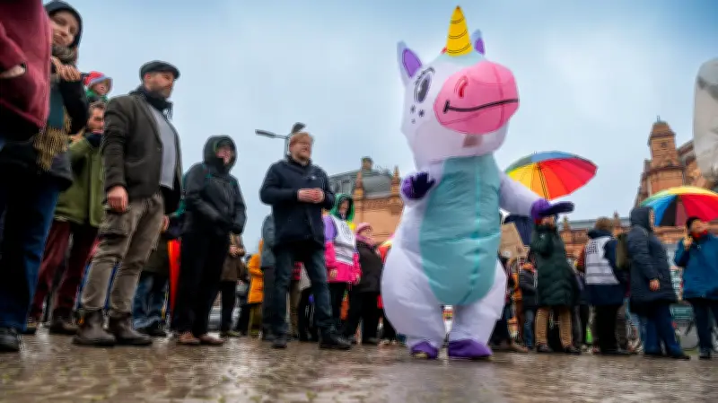 Schwerin: Monatliche Demos fordern Verfassungsprüfung rechtsextremer Parteien