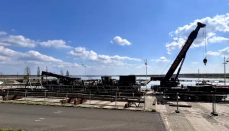 Schwerlastkräne heben Bernstein-Saugschiff im Bitterfelder Hafen auf Trockendock