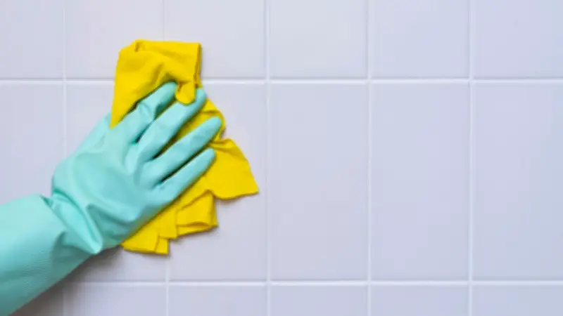 Selbstversuch enthüllt: Essig als Fliesenreiniger - effektiv aber riskant für Fugen