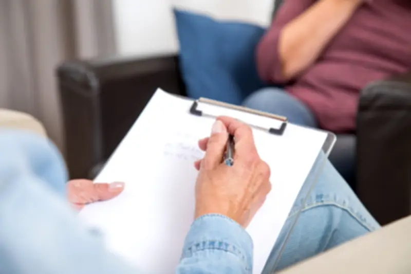 Selbstverurteilung überwinden: Wie Achtsamkeit und Therapie das Selbstwertgefühl stärken