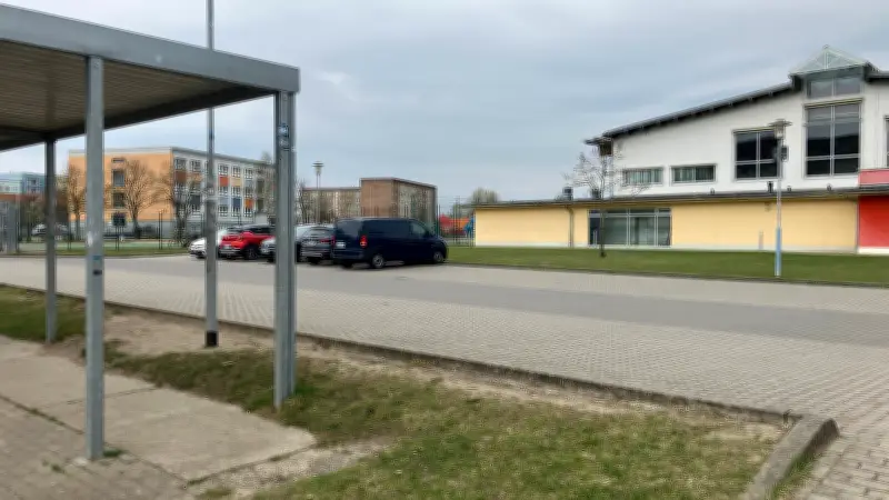 Sicherheit am Schulcampus Stavenhagen: Parkplatzumbau mit zweiter Ausfahrt geplant