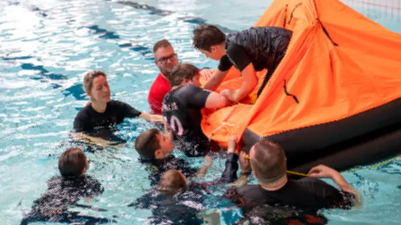 Sicherheitstraining in Ribnitz-Damgarten: Rollstuhlfahrer und Angler üben Rettung im Wasser