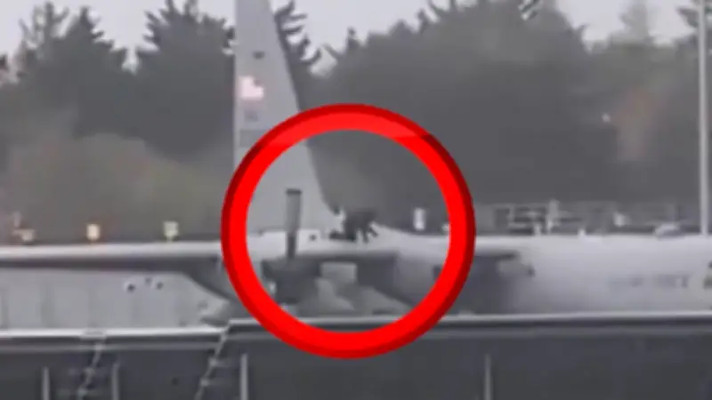 Sicherheitsvorfall in Irland: Mann attackiert geparkte US-Militärmaschine am Flughafen