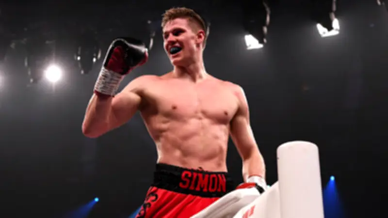 Simon Zachenhuber folgt dem Vorbild von Agit Kabayel auf der großen Box-Bühne