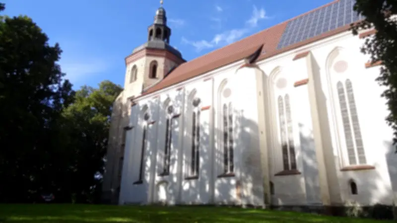 Simone Butz zeigt realistische Naturmalerei in Mirows Johanniterkirche
