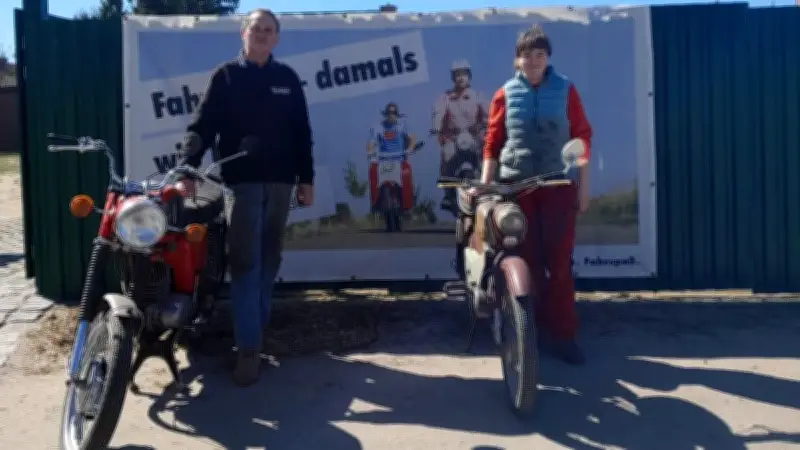 Simson-Doktor (62) und Tochter Maika öffnen Werkstatthof für Trödelmarkt in der Uckermark
