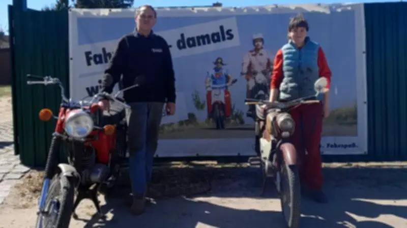 Simson-Doktor und Tochter Maika eröffnen Werkstatthof mit Trödelmarkt in der Uckermark