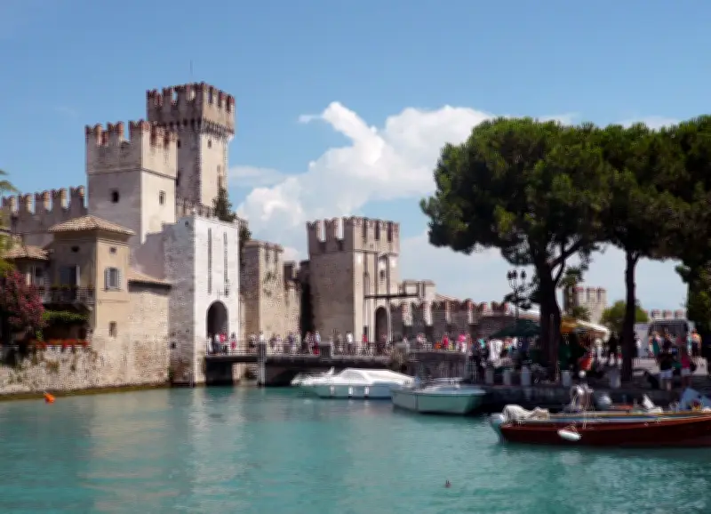 Sirmione am Gardasee sperrt Altstadt an 31 Tagen für Autos - Touristenlenkung verstärkt