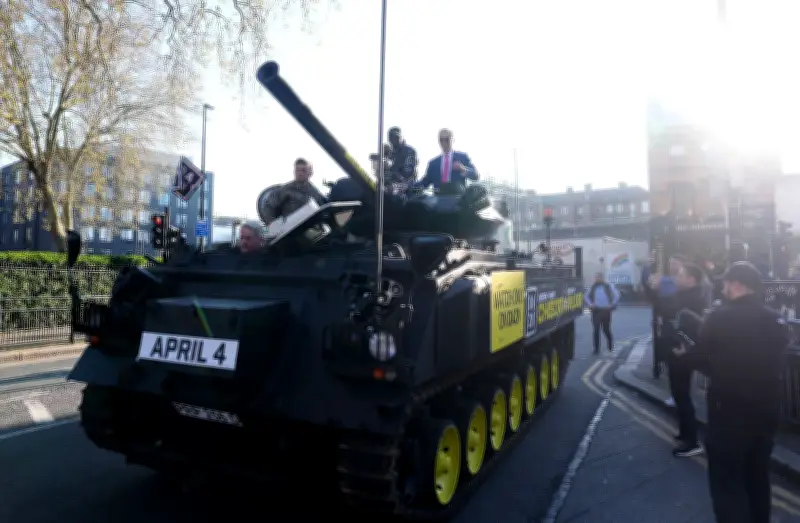 Skurrile Kampfpromotion: Boxer Chisora fährt mit Panzer durch London