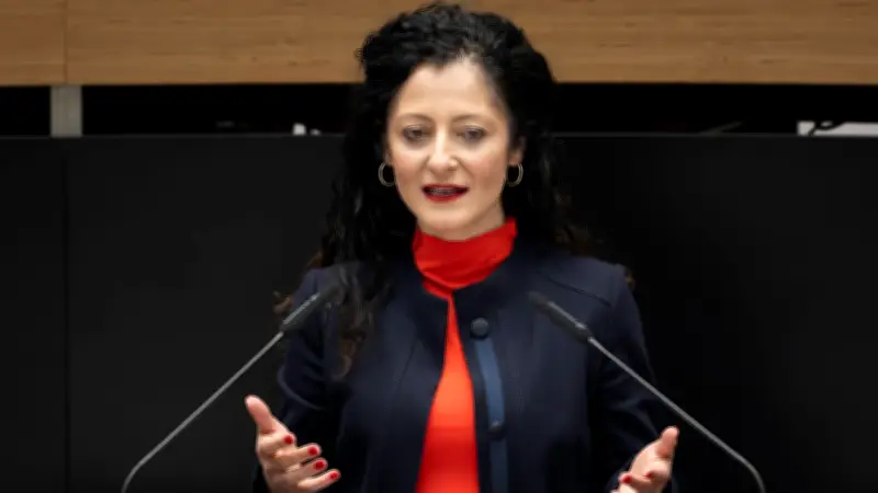 SPD blockiert Bezahlkarte für Asylbewerber in Berlin - Kritik an Sozialsenatorin Kiziltepe