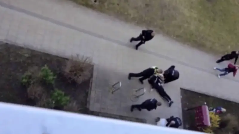 Spektakuläre Festnahme in Pasewalk: Augenzeugen filmen Schlägerei und Flucht vom Balkon