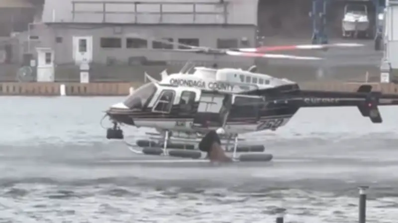 Spektakuläre Hubschrauber-Rettung: Hund aus eiskaltem Fluss in New York gerettet