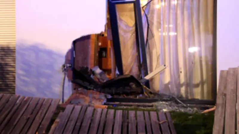 Spektakulärer Crash in Hagelstadt: Rentner (68) kracht mit Cabrio ins Nachbar-Wohnzimmer