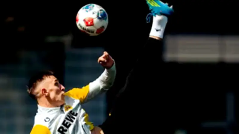 Spektakulärer Fallrückzieher: Schlotterbeck begeistert Mitspieler