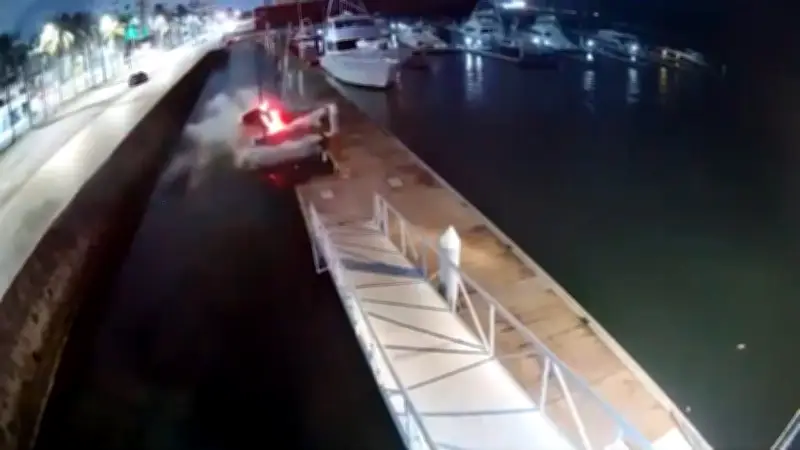 Spektakulärer Unfall in Mexiko: Auto fliegt von Kaimauer ins Meer