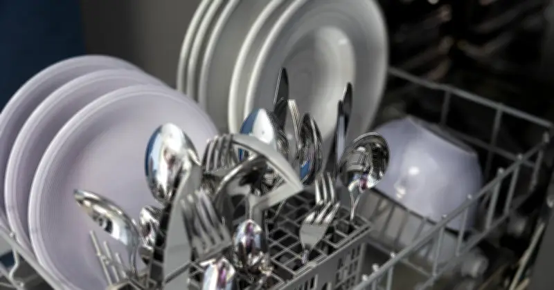 Spülmaschinen-Fehler vermeiden: Diese Küchenutensilien gehören nicht in die Maschine