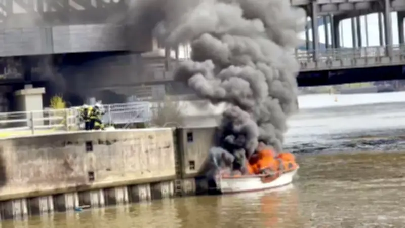Sportboot brennt im Hamburger Hafen: Skipper rettet sich durch Sprung ins Wasser