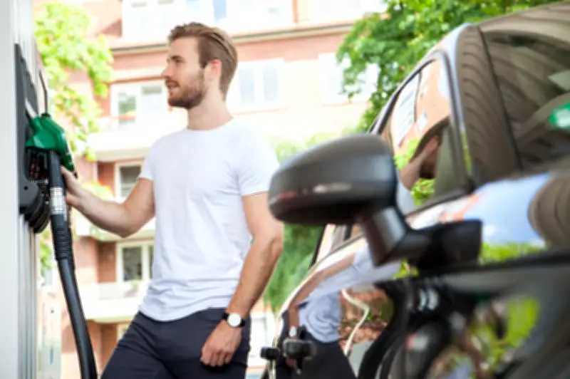 Sprit sparen im Alltag: Leichtes Auto und vorausschauende Fahrweise senken Verbrauch