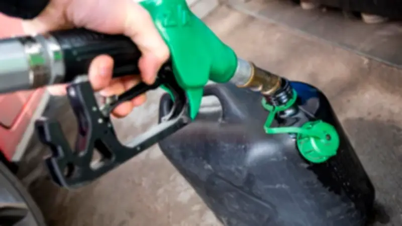 Spritknappheit in Italien: Urlauber stehen an leeren Tankstellen