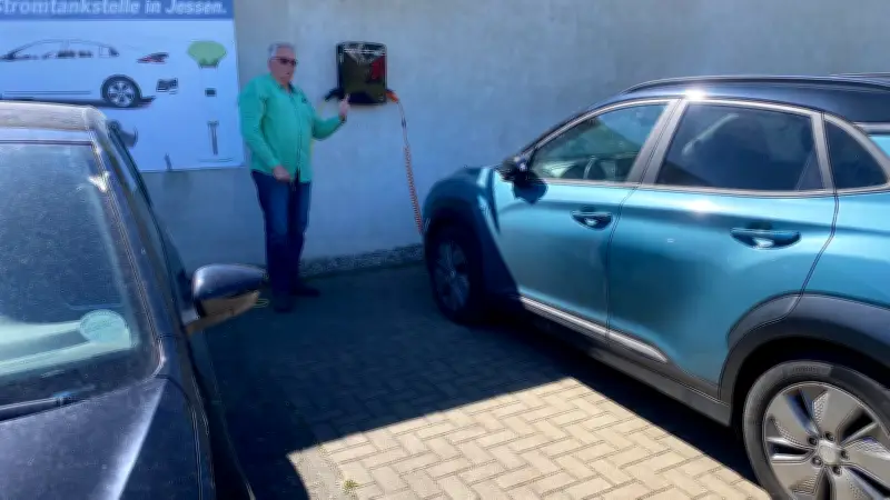 Spritpreiskrise treibt Nachfrage nach E-Autos in Jessen: Werkstätten beraten zu Elektromobilität