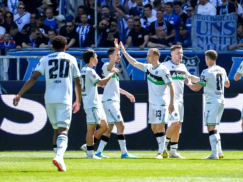 Später Sieg beim KSC: 96 springt auf Relegationsplatz