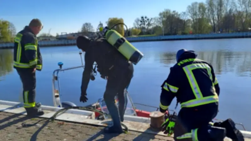Stadthafen Ueckermünde gereinigt: Taucher bergen skurrile Funde