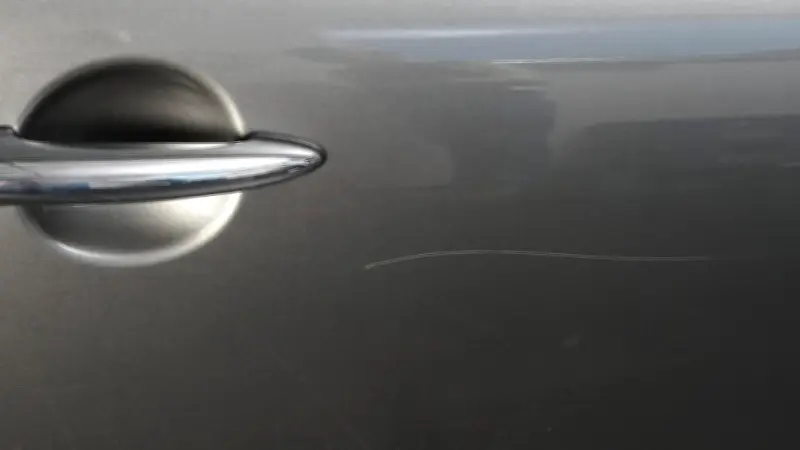 Steinschlag & Kratzer selbst reparieren: So retten Sie Ihren Autolack ohne Werkstatt