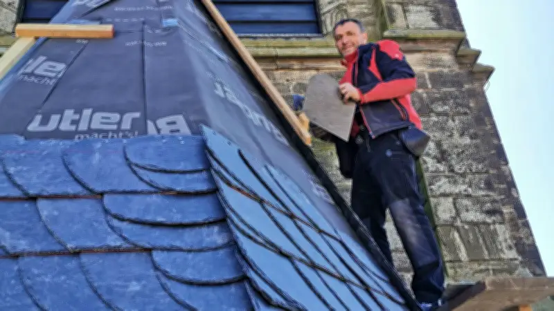 Stephanuskirche in Polleben: Nach 18 Jahren letzte Schindel auf dem Dach