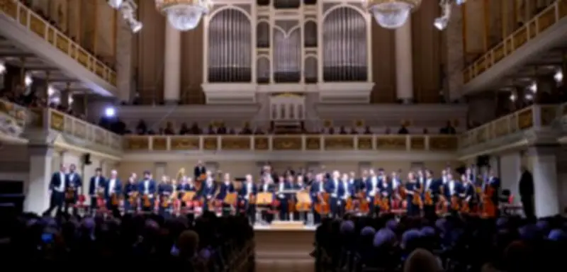 Studie enthüllt: Farben in Konzertsälen beeinflussen unsere Klangwahrnehmung