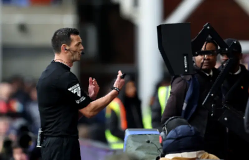 Studie: Schiedsrichter korrigieren fast alle Entscheidungen nach VAR-Hinweis