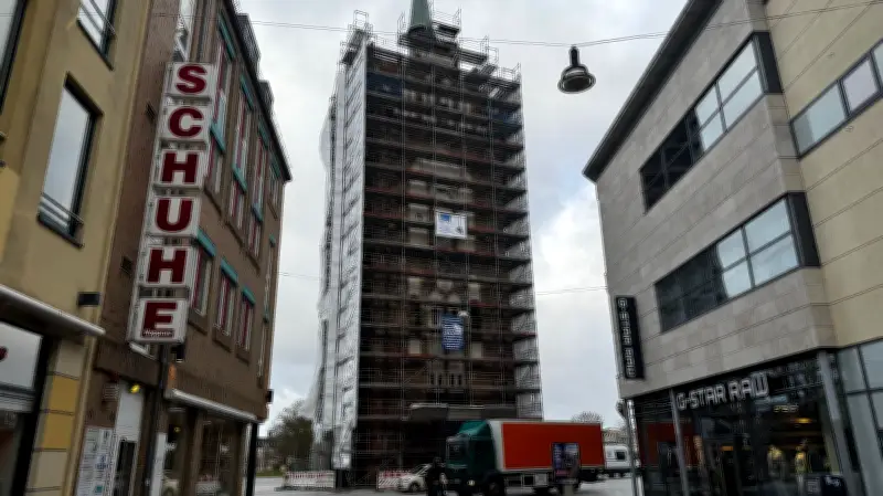 Sturm zerfetzt Gerüstfolie am Rostocker Kröpeliner Tor: Nistkästen für Vögel montiert