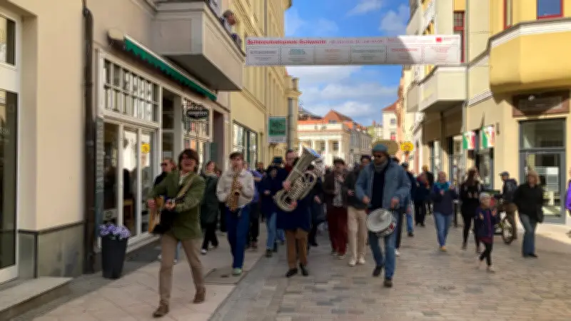 Swinging Weekender: Schwerins Innenstadt wird zur Tanzfläche