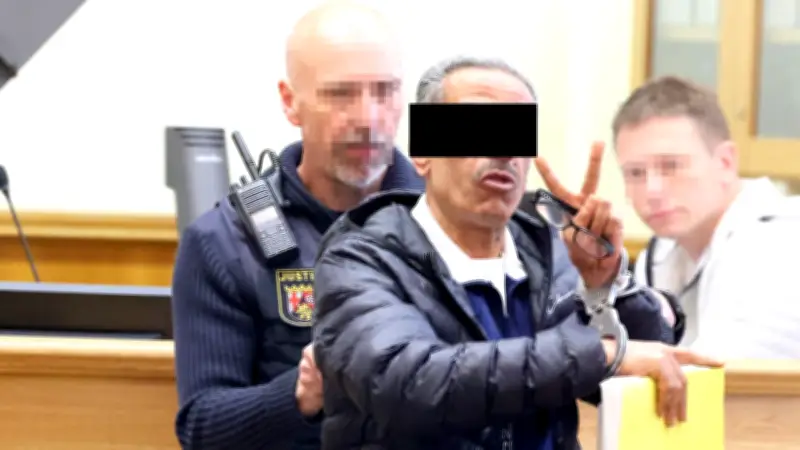 Syrer soll 70 Menschen zu Tode gefoltert haben – Victory-Zeichen vor Gericht