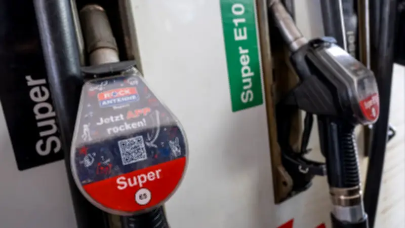 Tankpreise nach 12-Uhr-Regel: Erstmals minimaler Rückgang bei Superbenzin