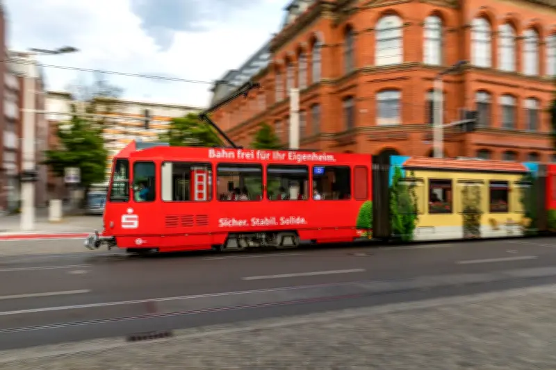 Tasereinsatz in Cottbus: Betrunkener Mann bedroht Menschen in Straßenbahn mit Messern