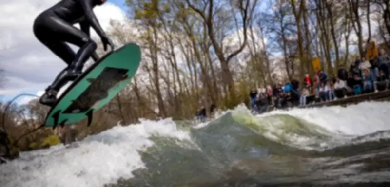 Tatort Surferwelle: Münchens Eisbach-Drama und der deutsche Verwaltungsreflex