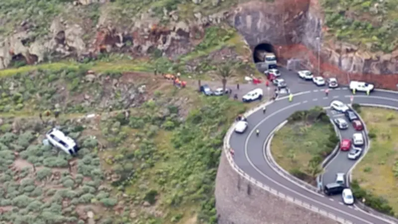 Tödlicher Busunfall auf La Gomera: Ein Toter, 14 Verletzte nach Absturz in Abgrund