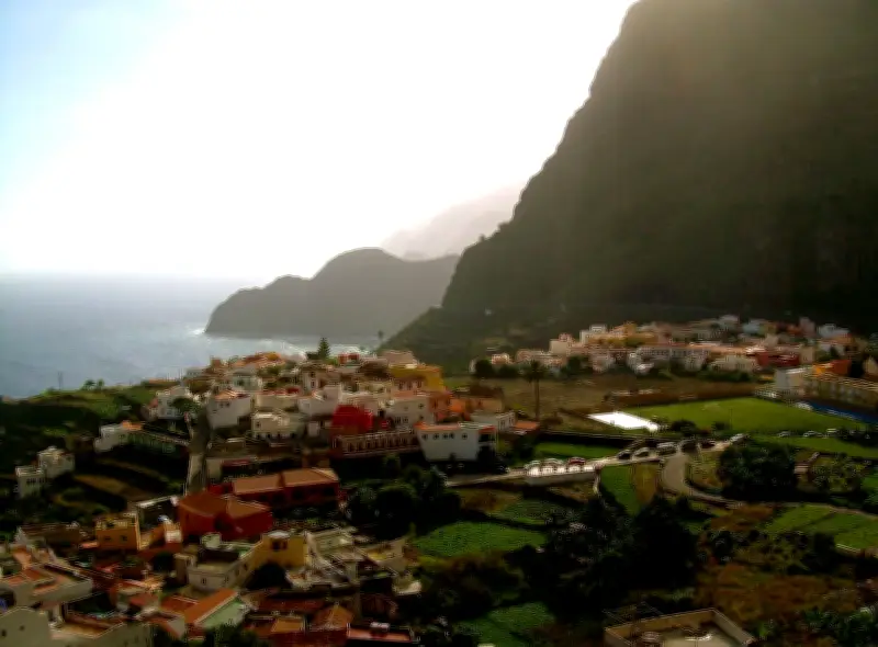 Tödlicher Busunfall auf La Gomera: Ein Toter und 14 Verletzte nach Sturz von Böschung