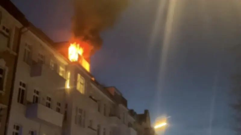 Tödlicher Dachstuhlbrand in Berlin-Spandau: Eine Person tot, 17 Bewohner betroffen
