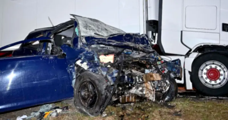 Tödlicher Frontalcrash auf B12: 54-jähriger Autofahrer stirbt noch an der Unfallstelle