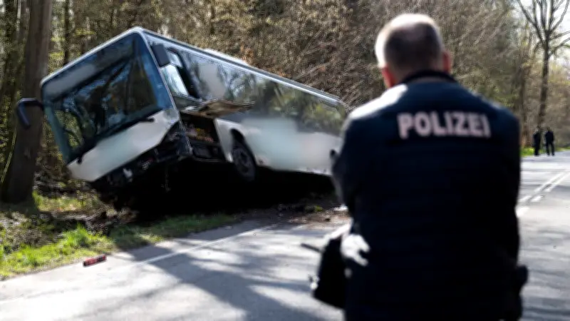 Tödlicher Frontalcrash bei Rödermark: Audi kollidiert mit Linienbus – eine Tote